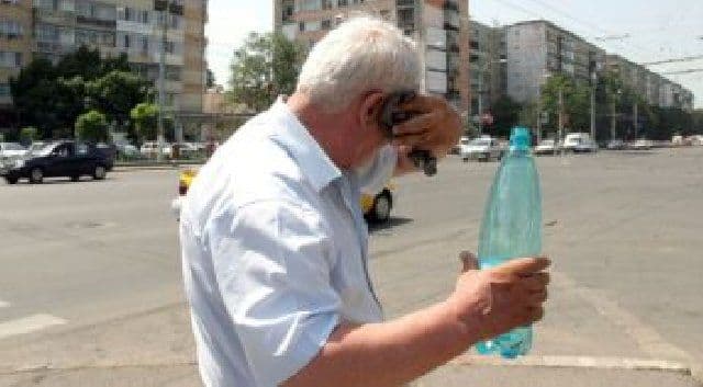 De ce te poţi îmbolnăvi dacă vrei să scapi de caniculă