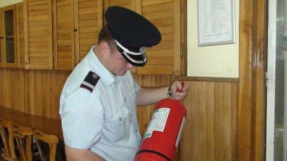 Pompierii verifică secţiile de votare