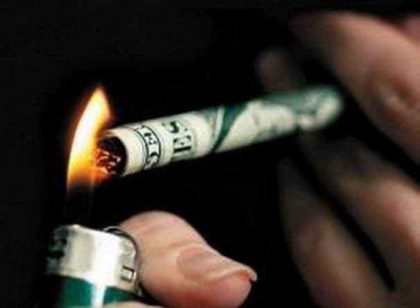 Din cauza cursului valutar se vor scumpi şi ţigările