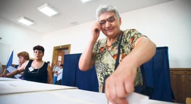 Vezi câţi români spun că se vor prezenta la referendumul pentru demiterea lui Traian Băsescu