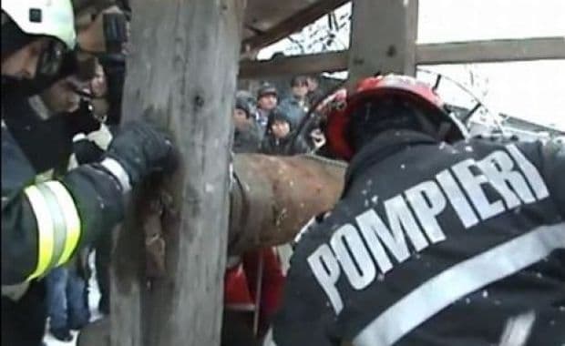 Bărbat decedat în fântână, scos de pompieri