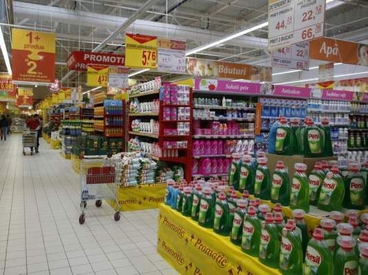 Femeie prinsă la furat din supermarketul Carrefour Botoşani