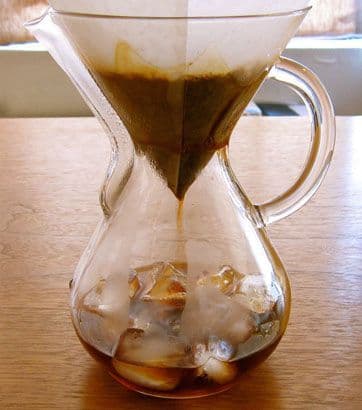 Cum să faci o cafea rece pentru o zi caniculară