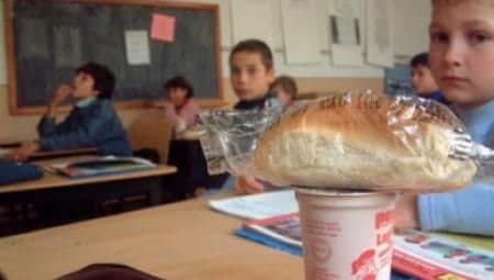 Vezi ce primesc elevii care au intoleranţă la lactoză. „Cornul şi laptele” se modifică