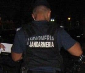 Bărbat surprins de jandarmi în timp ce pătrundea prin efracţie într-un Cafebar