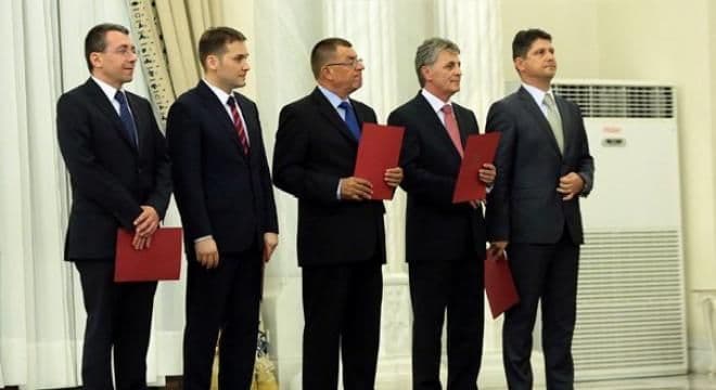 Află aici cine i-a înlocuit pe miniştrii demisionari