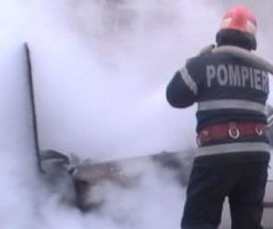 Maşină distrusă parţial într-un incendiu         