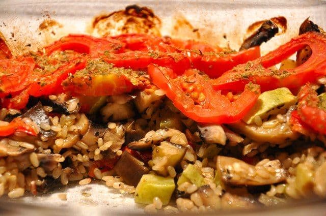 Ghiveci cu legume, orez și carne la cuptor