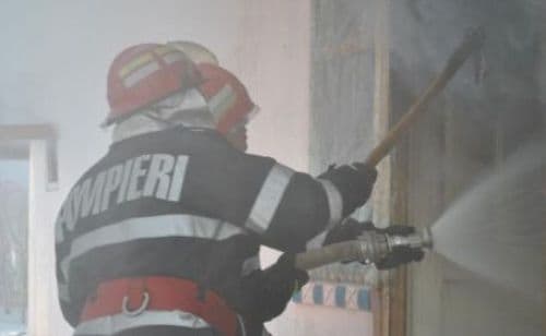 Incendiu la un chioşc stradal dezafectat