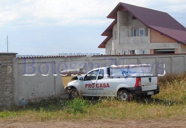 O maşină de la Pro Casa a intrat în gardul unei case