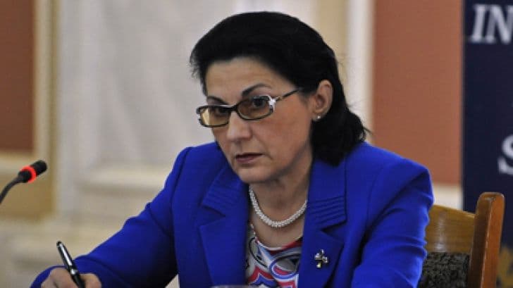 Haos la Educaţie. Andronescu spune că lipsesc acte importante