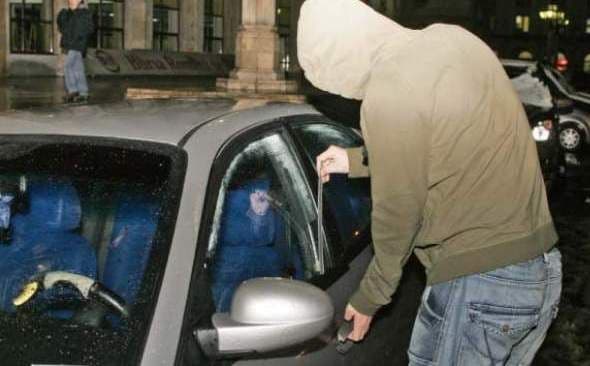 Hoți de mașini, prinși de polițiștii botoșăneni