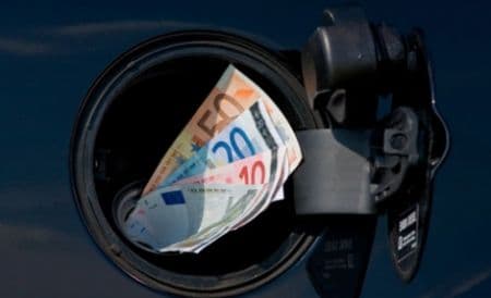 Veste proastă pentru şoferi. Petroliştii au scumpit din nou benzina