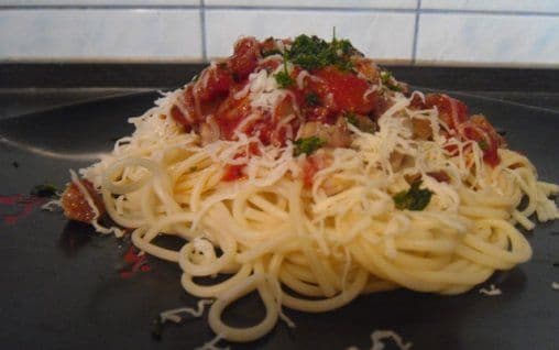 Spaghete cu sos de ardei si ciuperci