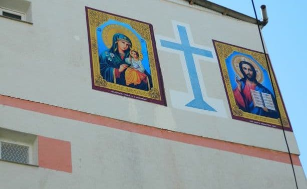Fanatism sau credință: Două icoane de trei metri au apărut pe un bloc din Botoşani