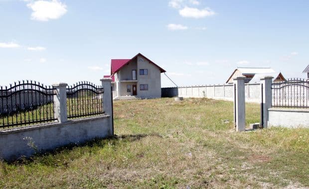 Hoţi cu tupeu: Vezi ce primar a rămas fără porţile de fier forjat care aveau peste 700 kg
