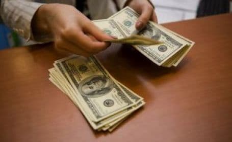 Atenţie! Mii de dolari falşi introduşi în România prin intermediul unor afacerişti