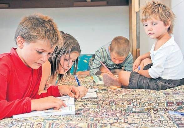 Poveste sfâșietoare a unor copii din Botoșani care, datorită sărăciei, sunt nevoiți să aleagă cine merge la școală
