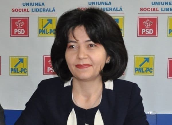 Doina Fedorovici alături de copiii din Băiceni care nu au posibilitatea de a merge la şcoală