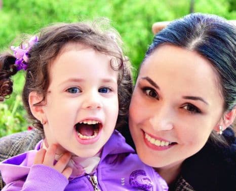 Fetiţa Andreei Marin merge deja la şcoală deşi nu a împlinit încă 5 ani