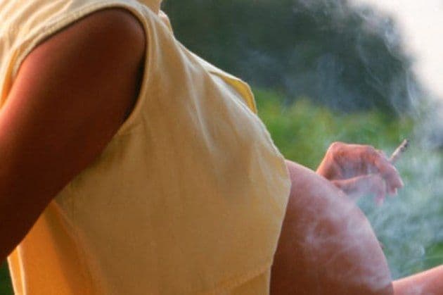 Copiii ale căror mame fumează în timpul sarcinii, sunt expuşi la riscuri pe termen lung 