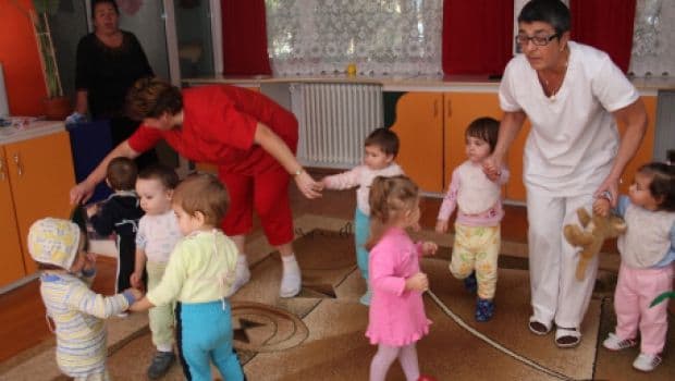 Părinţii care vor să se întoarcă la muncă vor primi tichete de creșă