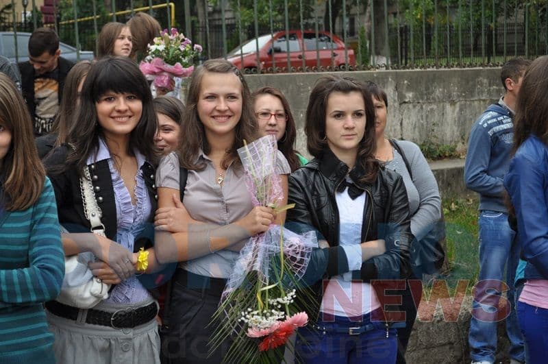Liceenii dorohoieni au început astăzi noul an şcolar în prezența oficialităților – VIDEO/FOTO