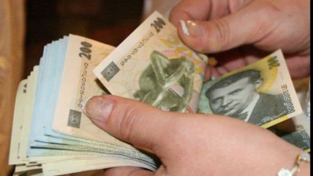 Feriţi-vă de ţepe! Escrocii folosesc serviciile de transfer rapid de bani pentru a-şi păcăli clienţii
