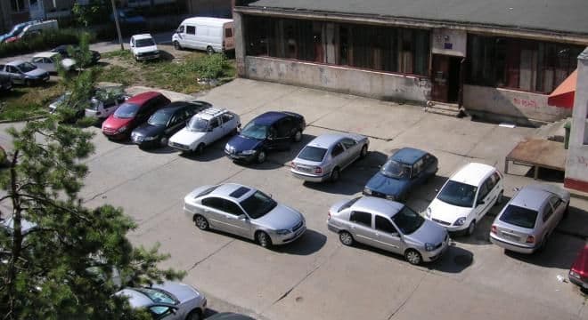 Proiect de lege: Amenzi pentru şoferii care blochează maşinile parcate regulamentar