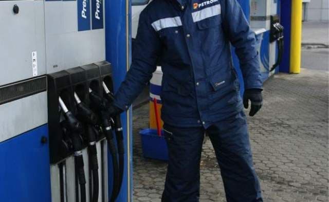 Petrom ieftineşte substanţial carburanţii