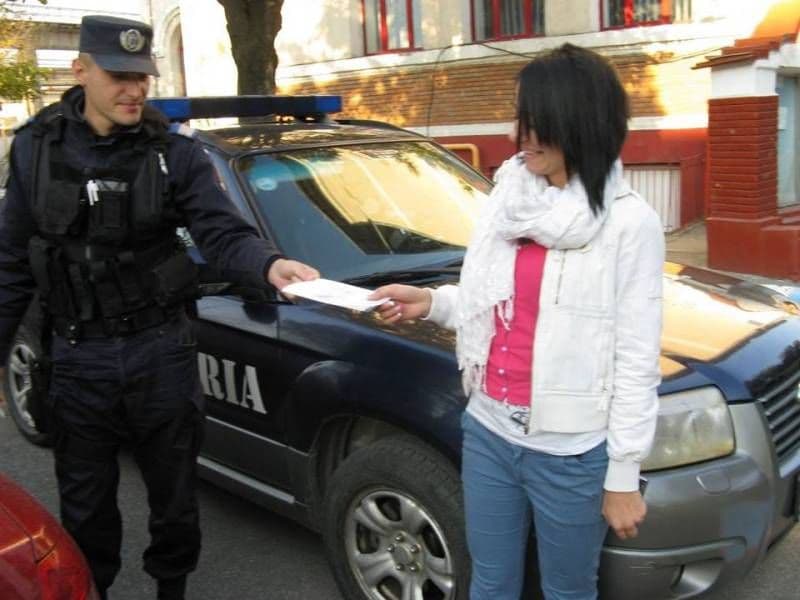 Măsuri de autoprotecție luate de jandarmii botoșăneni în școlile din județ, în cadrul proiectului „Școli în siguranță”