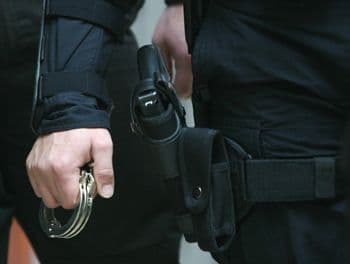 Un bărbat s-a trezit în propria locuinţă cu un dorohoian pus pe scandal