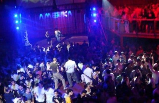 Sportiv înjunghiat într-un club din Suceava. Handbalistul Beniamin Maruseac a fost tăiat de două ori în zona gâtului
