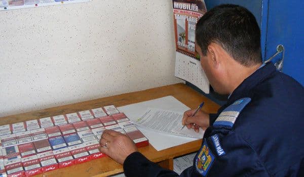 Peste 200 de pachete de ţigări de contrabandă descoperite de jandarmi asupra unei femei