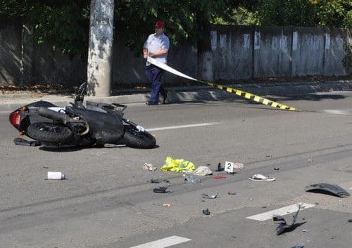 A spulberat un moped după care a părăsit locul accidentului