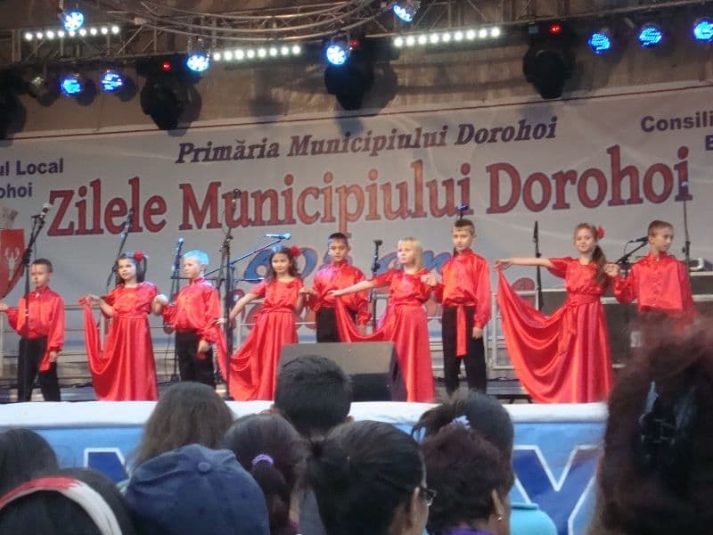 Elevii Școlii nr.8 „Mihail Kogalniceanu” au încântat  publicul cu „Valsul rozelor” - VIDEO