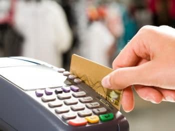 Sute de români au conturile goale, după ce au plătit la POS-urile Raiffeisen