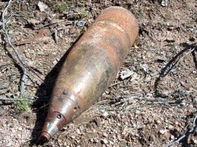 Obuz exploziv descoperit într-o livadă din Curteşti