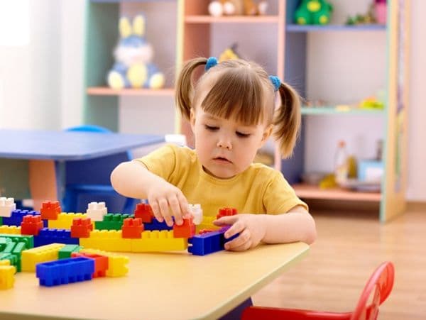 Părinţii vor plăti pentru copiii daţi la creșă. Ce prevede proiectul Ministerului Muncii