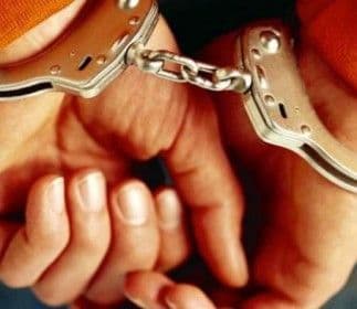 Hoţ prins de poliţişti în podul unui imobil părăsit