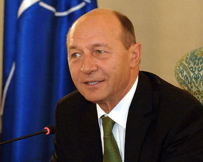 Băsescu a promulgat Legea privind majorarea salariilor bugetarilor în două etape