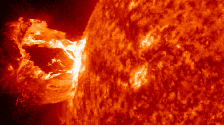 Puternica erupţie solară produsă luni a provocat deja o scurtă întrerupere a comunicaţiilor radio