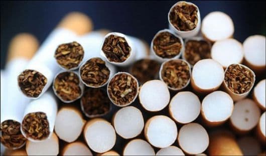 Tânără şoferiţă prinsă de pliţişti cu ţigări de contrabandă