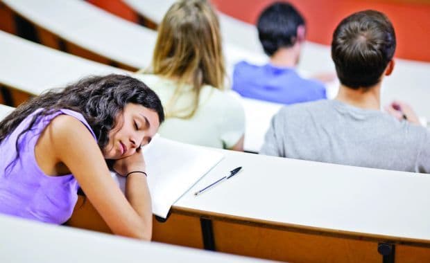 Cum îi afectează nopțile nedormite pe studenți