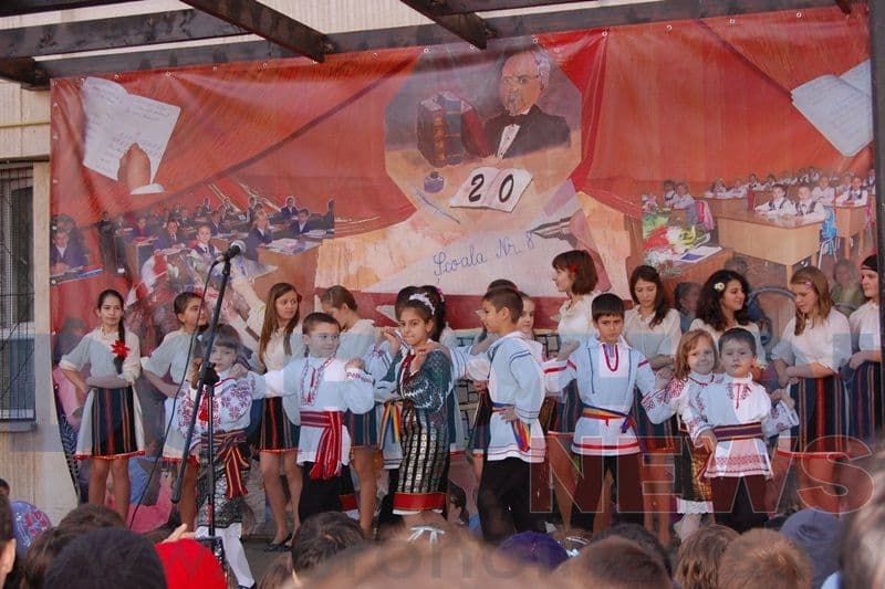 Aniversare sub semnul tradiţiei şi modernităţii la Şcoala 8 - FOTO/VIDEO