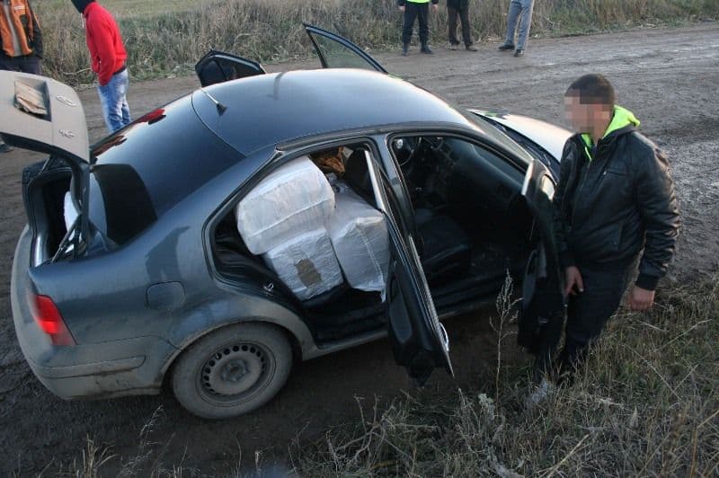 8.400 pachete de ţigări de contrabandă transportate cu VW Bora