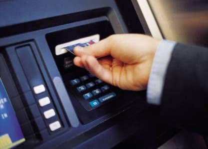 Atenție unde bagi cardul. Vezi ce comisioane cer băncile pentru retragerile de la bancomatele concurente