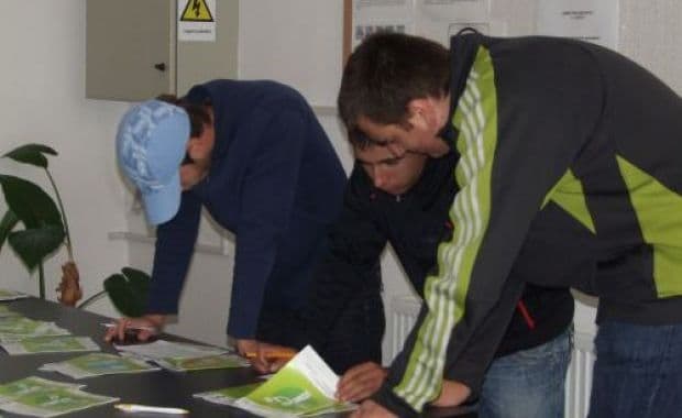 AJOFM: Locuri noi de muncă pentru educatoare, economist și bucătar