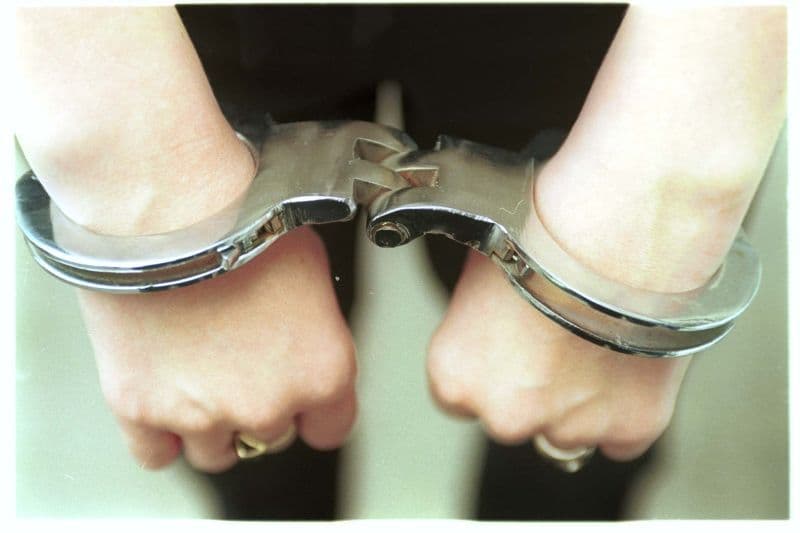 Tineri suspecți de tâlhării reţinuţi de poliţişti