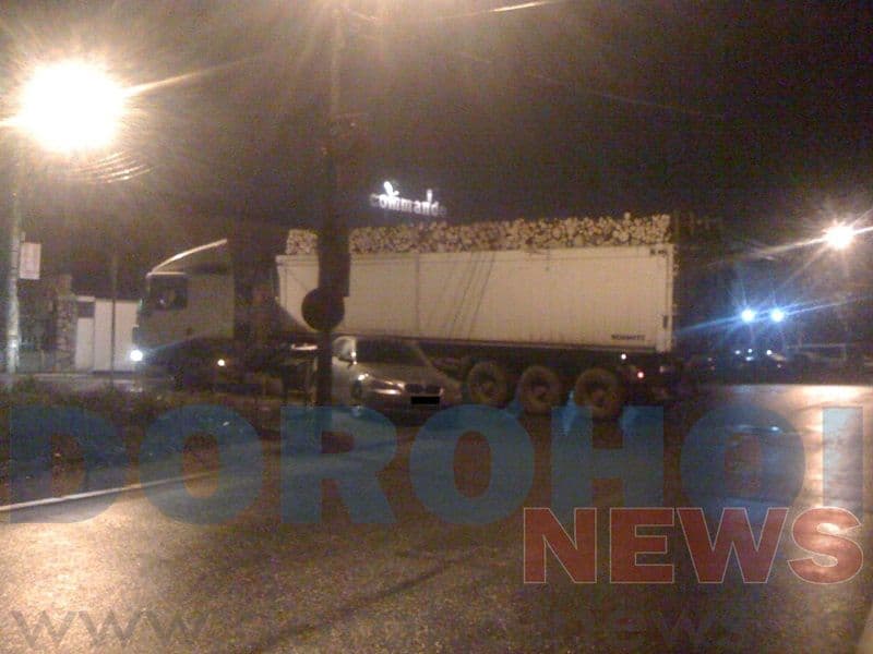 Dorohoi: Trafic blocat de o mașină parcată „aiurea”